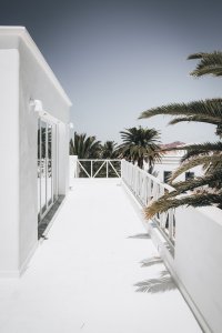 Vyjít se z ní dá na střešní terasu. (Villa Amonita na Lanzarote, OOOOX)