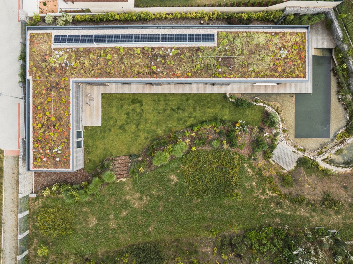 Kaskádovitě modelovaná zahrada postupně přechází do volné přírody. (Vila nad vodou, 3AE)