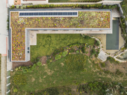 Kaskádovitě modelovaná zahrada postupně přechází do volné přírody. (Vila nad vodou, 3AE)