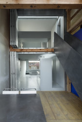 Nástavba činžovního domu v pražských Holešovicích - vlastní byt Petra Hájka, 2009