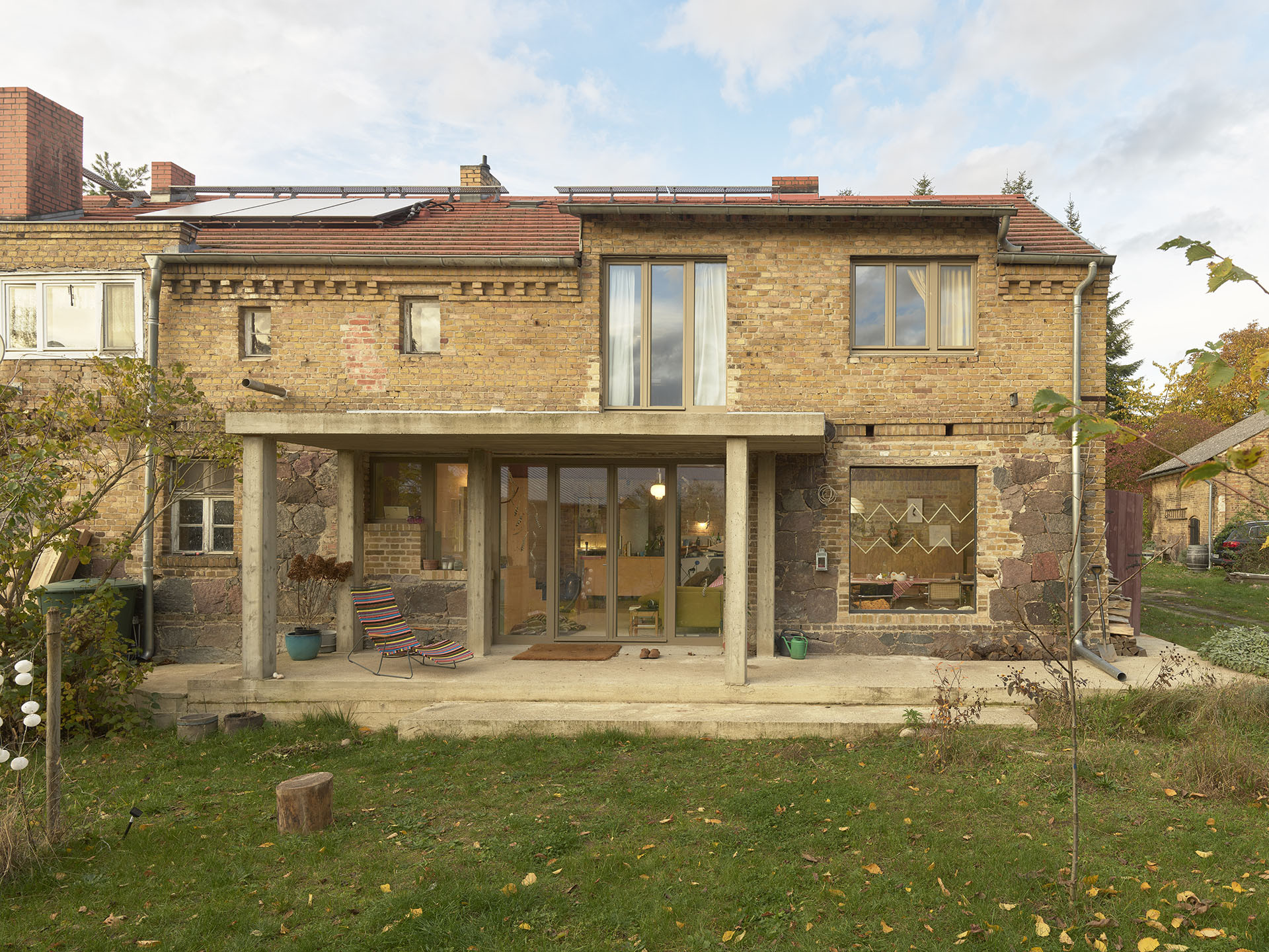 Zlatnice se rozhodla vdechnout nový život starému statku. Má tu nový domov i ateliér. 