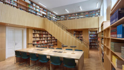 Pohled do knihovny se studovnou