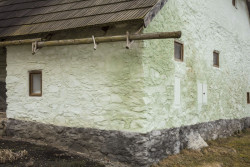 Dřevený okap z vydlabaného kmene. (Roubená chalupa Strašín)