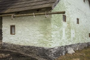 Dřevený okap z vydlabaného kmene. (Roubená chalupa Strašín)