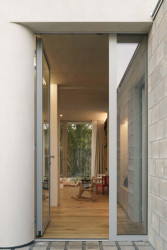 Neomítnuté tvárnice se propisují dovnitř i ven. (Rodinný dům v Radotíně, Papundekl architekti)