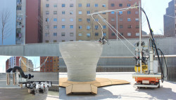 Obr. 32: Ukázka tisku objektu vytlačováním cementové malty s mobilní tiskárnou na principu minirobota, IAAC Barcelona, Španělsko, upraveno autorem,