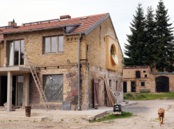 Veškeré zásahy navrhli architekti tak, aby zachovali autentický charakter stavby, její vrstvy času a patrné stopy minulosti.