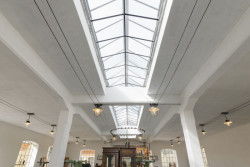 Výstavní prostory pod střechami osvětlují světlíky. (Muzeum starých strojů a technologií v Žamberku, Ateliéru Walter)