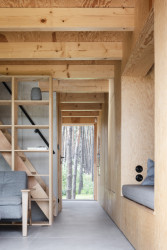 Architekti Martin Maňo a Tomáš Amtmann navrhli na břehu slovenské vodní nádrže Horná Studená Voda dřevěnou chatu