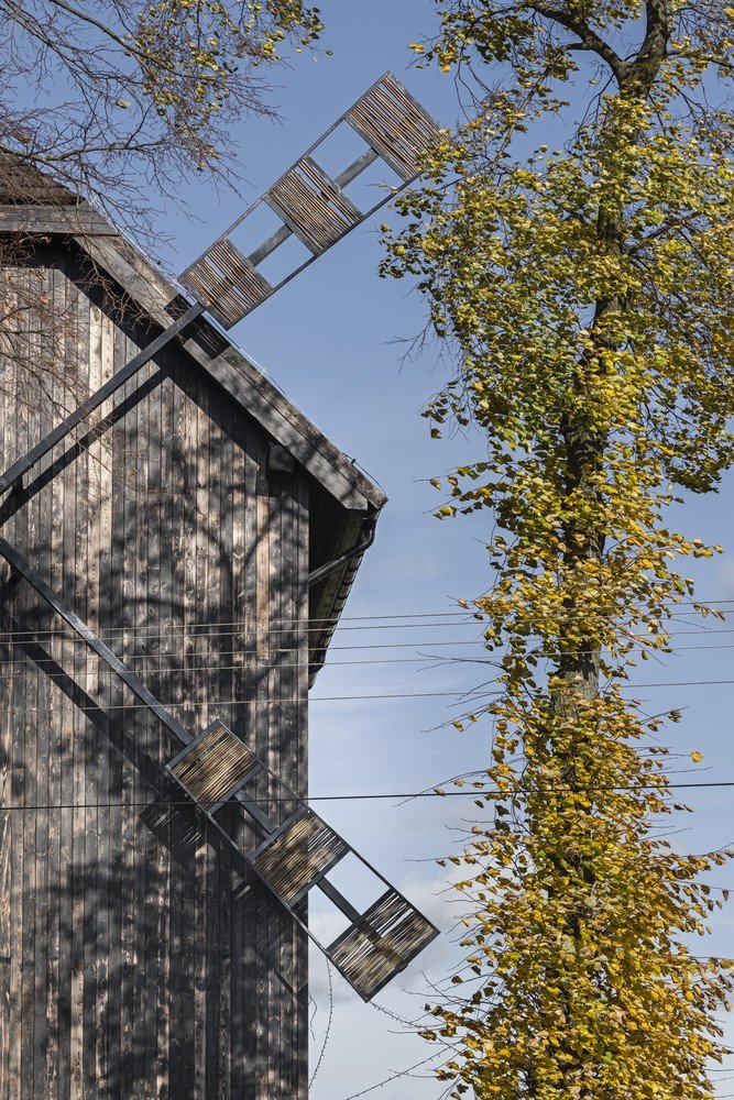 o4 architekci zrekonstruovali starý větrný mlýn v polském Lubartówě