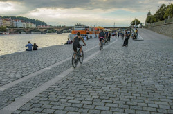 Je to i dlažba, která nenásilně lidem radí, jak mají prostor používat. / pražská náplavka – foto
