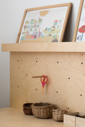 V kuchyni se nachází kout k posezení. Záda má z perforované překližky, u níž lze různě měnit pozice poliček nebo ji používat jako nástěnku. (Byt ve Vršovicích, Schwestern)