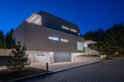 Ateliér Kareš Arch zrealizoval v Brně neofunkcionalistickou vilu, která se otevírá do zahrady