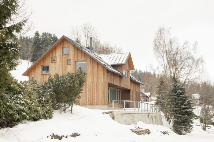  V zimě stačí vyjít z domu v přezkáčích. (Chalupa v Krkonoších; System Recovery Architects)