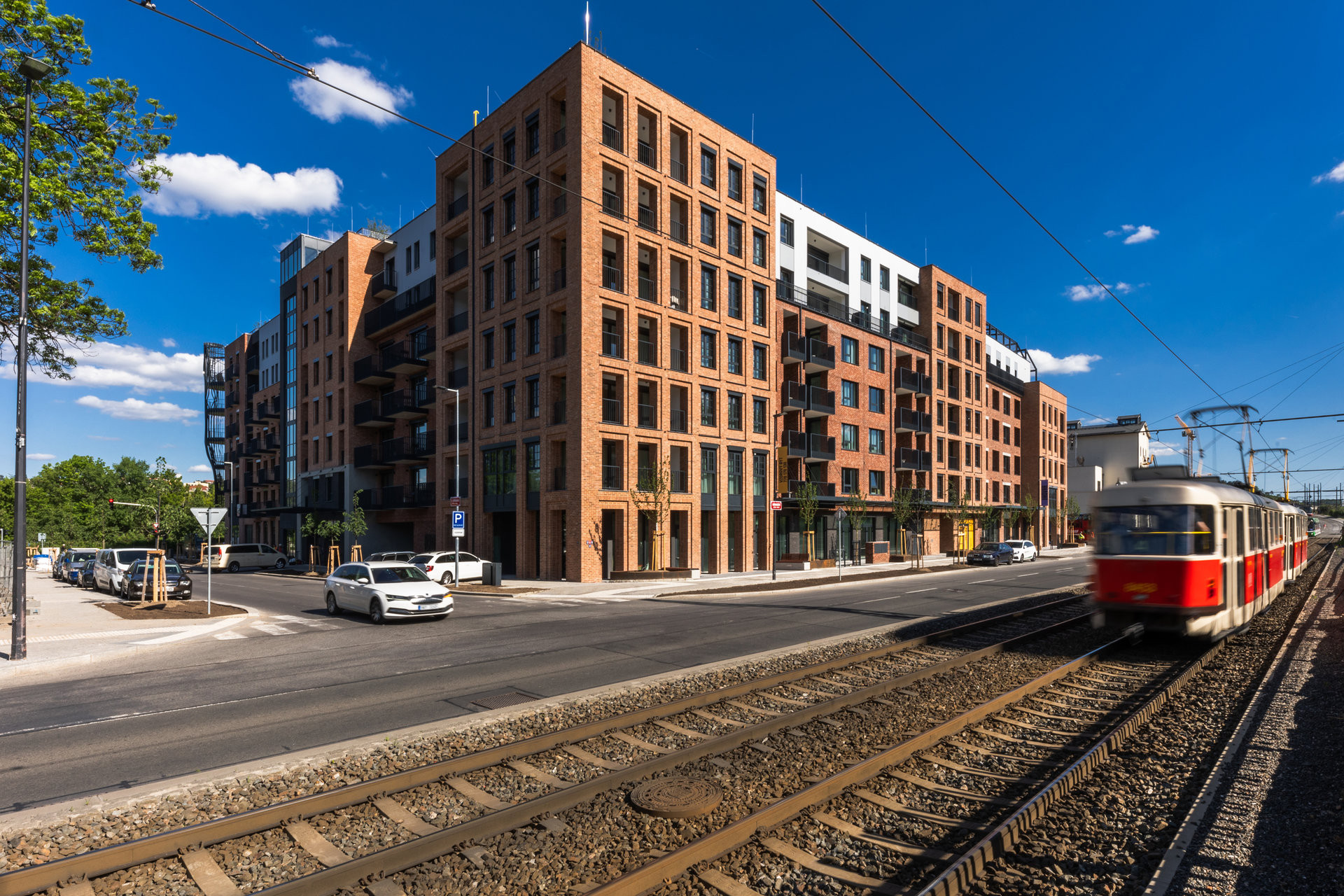 Etapa Sever - cihelné bloky odkazují na industriální minulost místa (Transformace Lihovaru Smíchov; Black n´ Arch)