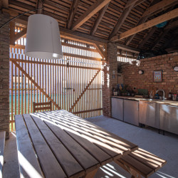 Skvadra architekti - Přestavba stavení v severních Čechách: Původní stodola nově slouží jako venkovní kuchyně s posezením