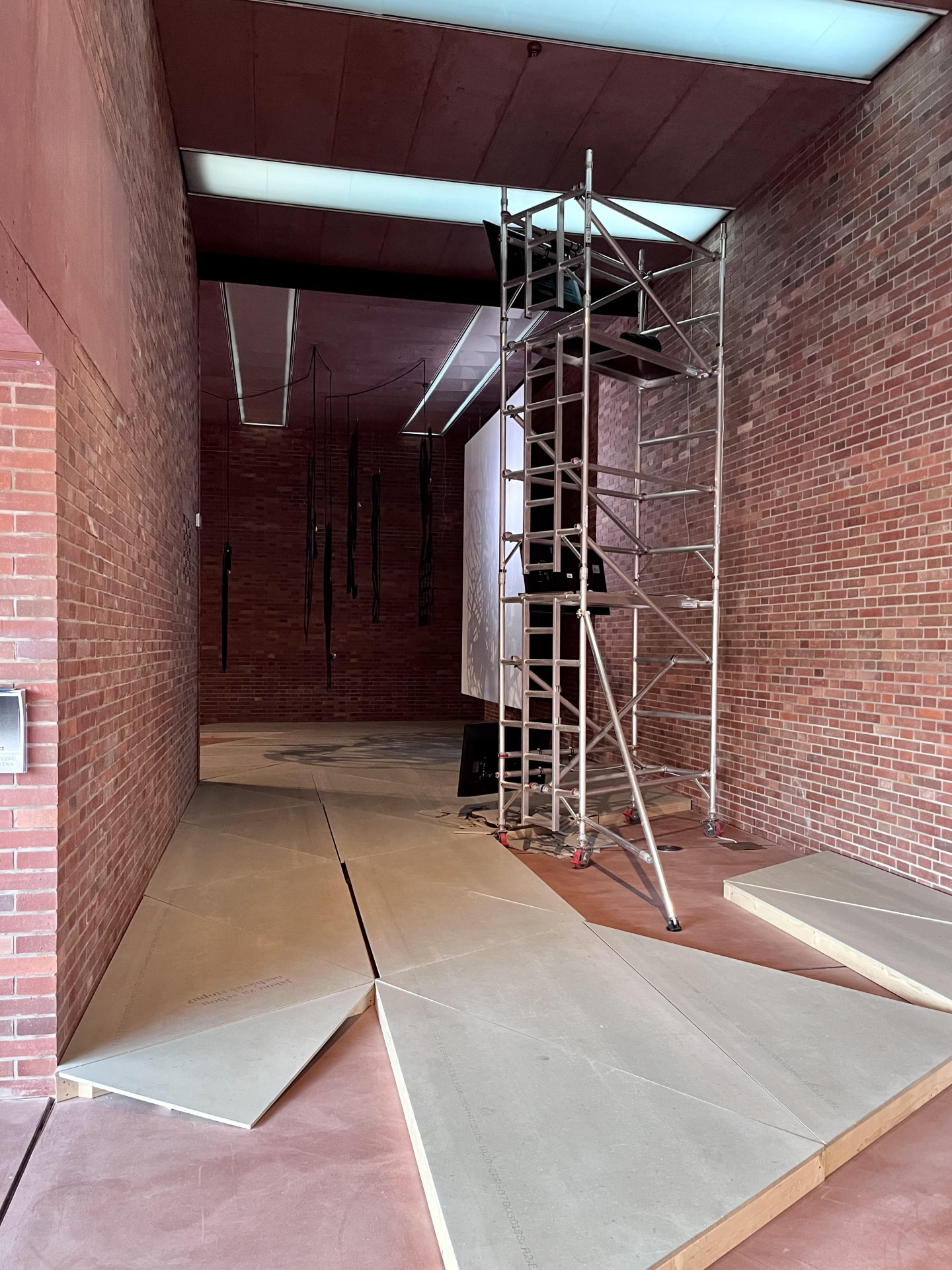 Je možné vystavovat umění v galerii s cihlovým interiérem? Architekt Šépka se domnívá, že galerie nemusí být "white box".