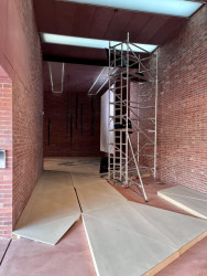 Je možné vystavovat umění v galerii s cihlovým interiérem? Architekt Šépka se domnívá, že galerie nemusí být "white box".