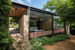 Konstrukce je z oceli. (Rekosntrukce domu v Bretani, MOLO ARCHITEKTI)