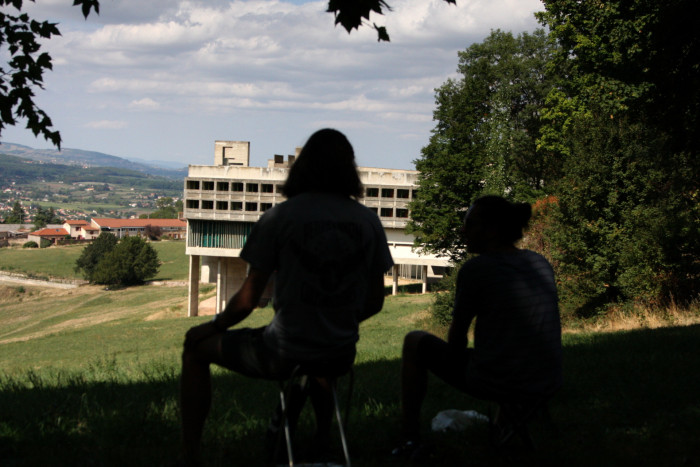 Klášter stojí na okraji města Éveux nedaleko Lyonu.