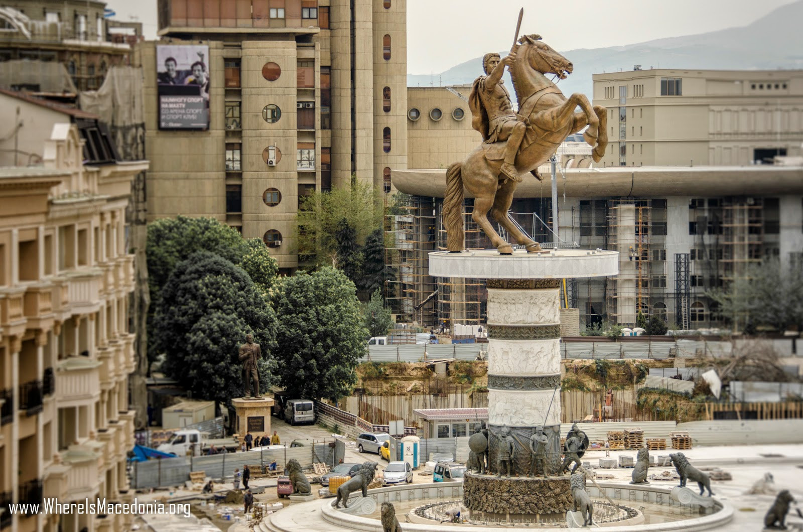 Přestavba města v historizujícím duchu využívá odkaz smyšleného dědictví Alexandra Makedonského, kterému je věnována také monumentální socha Bojovníka na koni