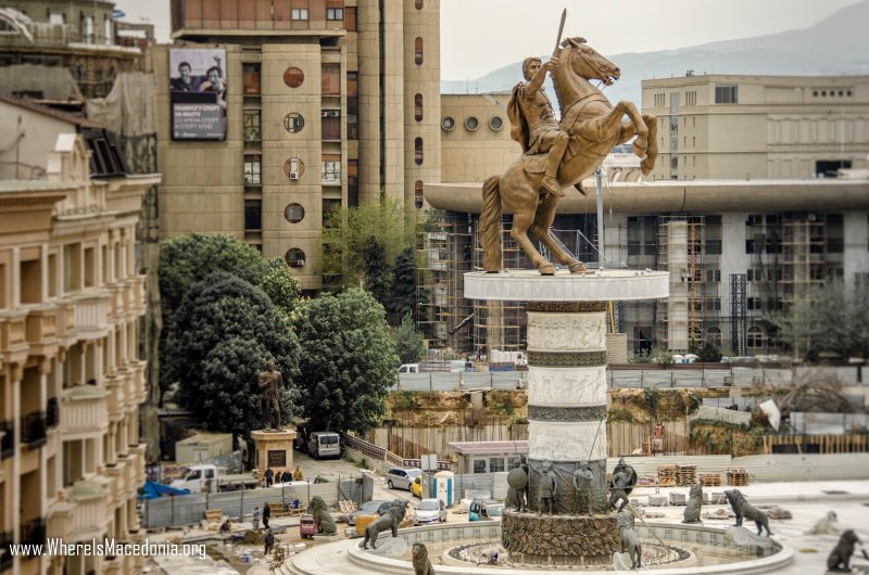 Přestavba města v historizujícím duchu využívá odkaz smyšleného dědictví Alexandra Makedonského, kterému je věnována také monumentální socha Bojovníka na koni