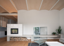 Dominuje mu podhled z dřevěné překližky. (Dům v Kutné Hoře, BYRÓ architekti)