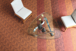 Více barevných odstínů se ukrývá v dekoru Flotex Tibor Ziggurat autumn, díky čemuž proniká do interiéru barevnost a hravost.