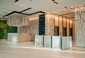 Pohled do vstupní haly (Administrativní budova NORDCITY Obchodná v Žilině; ateliér Endorfine, developer Reinoo)