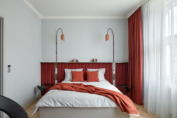 Propsala se třeba do ložnice, kde skleněná stínidla odkazují k párkům. (Byt Masna, Iva Hájková Studio)