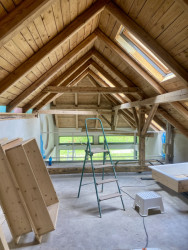 "Bylo to tu od podlahy po strop plné něčeho," vzpomíná Bára Srpková, jak vyklízeli košíky se šiškami anebo desítky starých rádií.Teď je to jinak. Střechu otevřeli až do krovu, vzniklo francouzské okno a před ním terasa, všude je prostor.