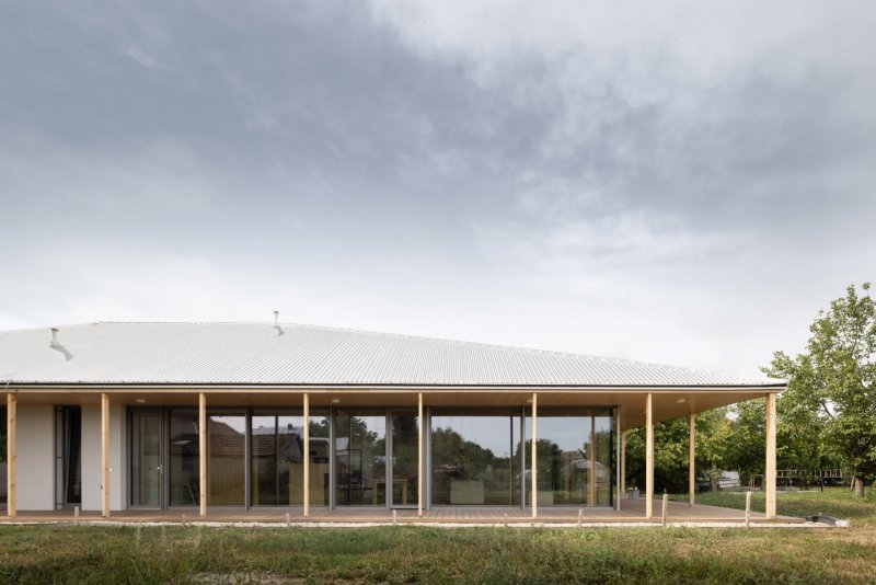 Rodinný dům od z pera architekta Tomáše Šeba a studia ROAR ve slovenské vesnici Palárikovo