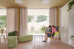 Byty pro seniory se orientují do společné zahrady. Směrem k silnici pak architekti umístili vnitřní domovní komunikace. (Domov pro seniory s mateřskou školou v Horních Jirčanech, ti architekti)