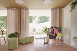Byty pro seniory se orientují do společné zahrady. Směrem k silnici pak architekti umístili vnitřní domovní komunikace. (Domov pro seniory s mateřskou školou v Horních Jirčanech, ti architekti)