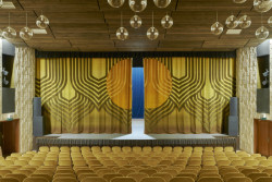 Editorky knihy Michaela Janečková a Irena Lehkoživová prozkoumaly stovky kulturních domů, fotografové Oskar Helcl a Martin Netočný je šest let fotografovali. Našli mezi nimi skvosty. Na fotografii Kultúrne centrum v Bojnicích.


