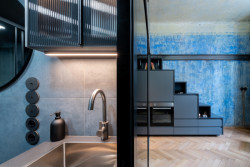 Vršovická dvojčata, Studio Reaktor: Dispozičně širší byt si pro svou barevnost získal přezdívku „modrák“