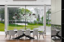 Velké prosklené plochy vytvářejí atmosféru otevřenosti a lehkosti. 