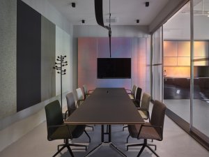 Konsepti nedávno otevřelo nový showroom s velkoformátovou projekcí, která v mnohém posouvá hranice vizualizací interiérů, za architektonickým návrhem stojí studio Perspektiv