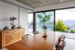 Ateliér LIPROJEKT s.r.o. zrealizoval rodinný dům obklopený zelení a výhledem do údolí.