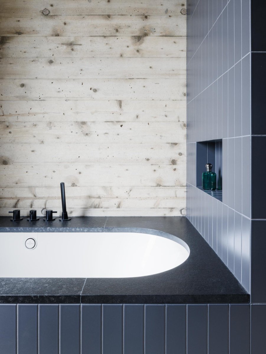 Koupelna dětí (Dům u vinohradu, ARCHITEKTI mikulaj & mikulajová )