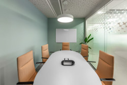 Architekti vybrali křesla Harmony Modern kvůli jejich čistým tvarům, které korespondují se zbytkem prostoru.