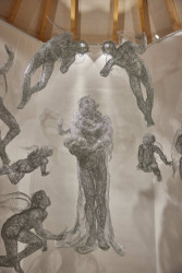 Rekonstrukce kostela sv. Josefa ve Slavětíně, ATELIER TSUNAMI: V místě kněžiště jsou osazeny sochy ztvárňující sv. Josefa s Ježíškem od Veroniky Psotkové