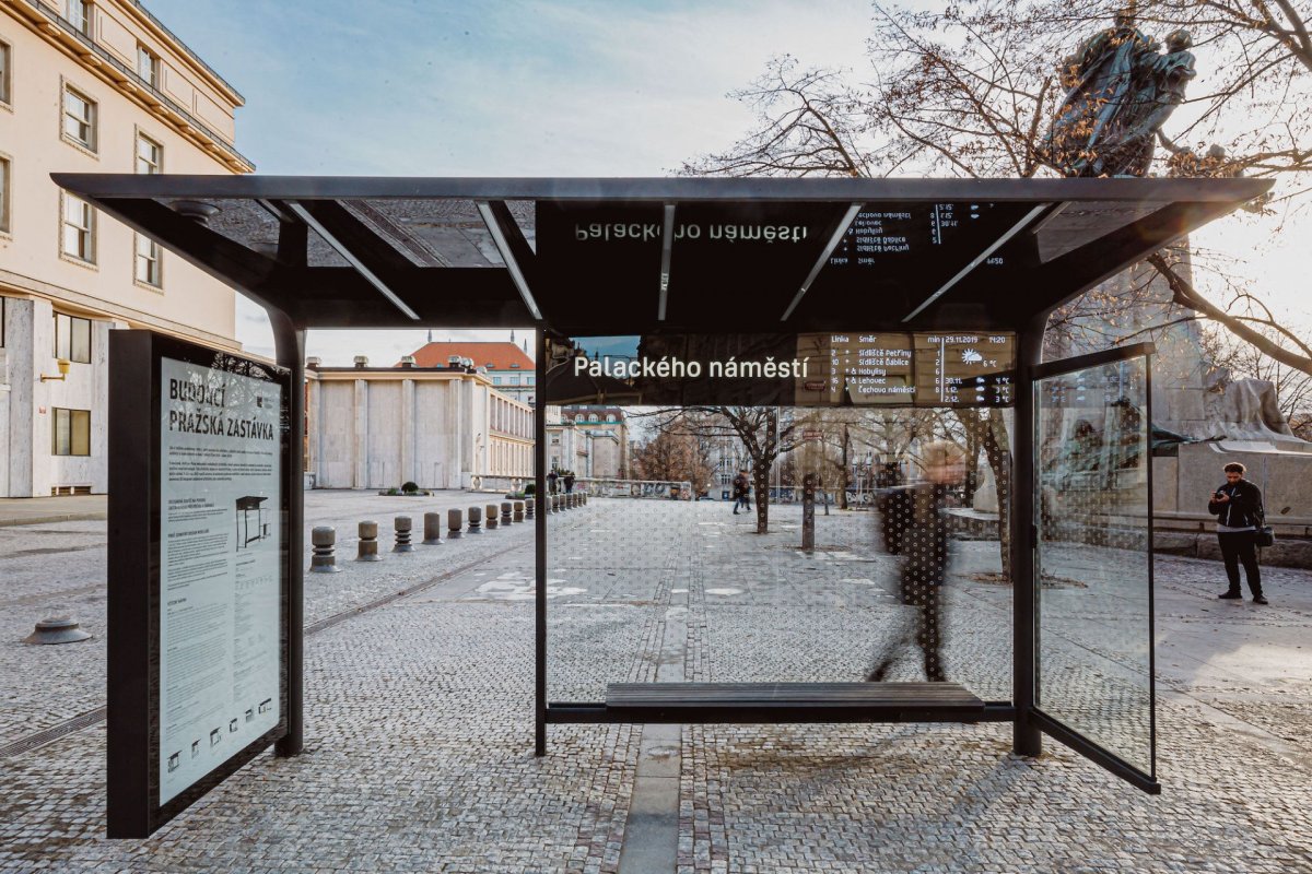 Prototyp zastávkového přístřešku MHD se zábradlím na Palackého náměstí v Praze.