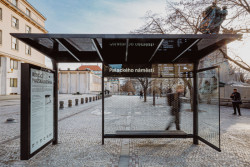Prototyp zastávkového přístřešku MHD se zábradlím na Palackého náměstí v Praze.
