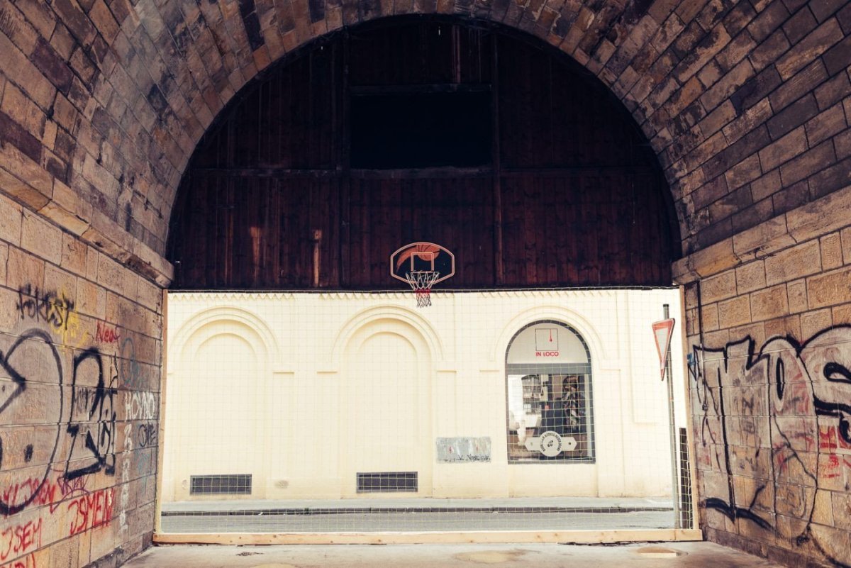 Léto pod Negrelliho viaduktem