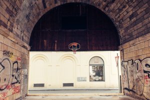 Léto pod Negrelliho viaduktem