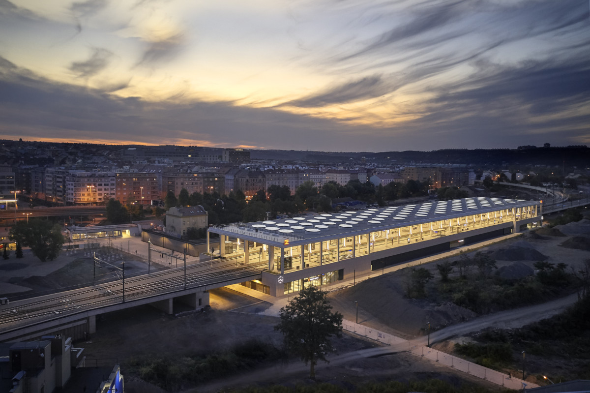 Nádraží Praha - Bubny navrhli Jakub Cigler Architekti a je po mnoha letech první novostavba nádražní budovy. "Vyniká čitelným návrhem, organizací, robustností použitého materiálu a zároveň překvapí hrou s denním světlem," píše porota.
