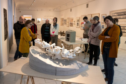 Pohled do výstavy Architektura v procesu s prací Cloud-scape Evy Kvaššayové (2022)