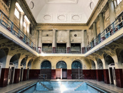 Bazén pro muže je dočasně zakrytý, ženský dál chátrá