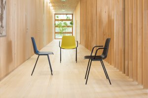 Židle puc od Wiesner-Hager má elegantní nadčasový design, který zapadne do jakéhokoli prostředí